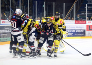 Szene aus dem Hinspiel , das die Towerstars dank starker Leistung mit 4:1 für sich entschieden. Bild: Kim Enderle