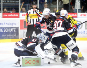 43 Ilya Sharipov, 90 Adam Payerl (Ravensburg Towerstars) (Krefeld Pinguine)