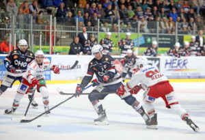 90 Adam Payerl  (Ravensburg Towerstars) 81 Kevin Slezak (Eisbaeren Regensburg)