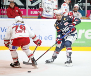 95 Mathew Santos (Ravensburg Towerstars) 78 Korbinian Schütz  (Eisbaeren Regensburg)