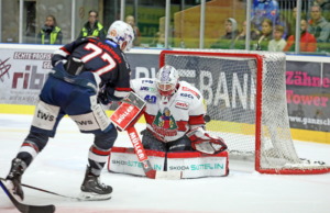25102024_RavensburgTowerstarsgegenEHCFreiburg Szene aus dem Hinspiel am 25. Oktober, das die Towerstars mit 3:2 gewannen. Bild: Kim Enderle