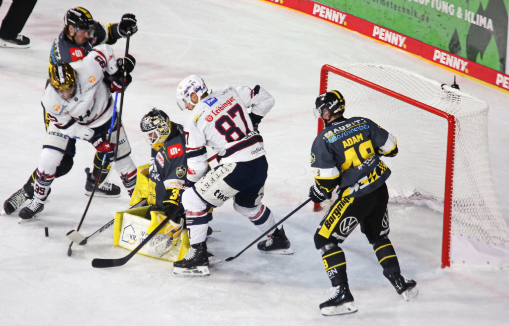 krefeld2 Beim ersten Spiel in Krefeld führten die Towerstars bis kurz vor Schluss mit 2:1, gingen am Ende aber komplett leer aus. Bild: F.Enderle
