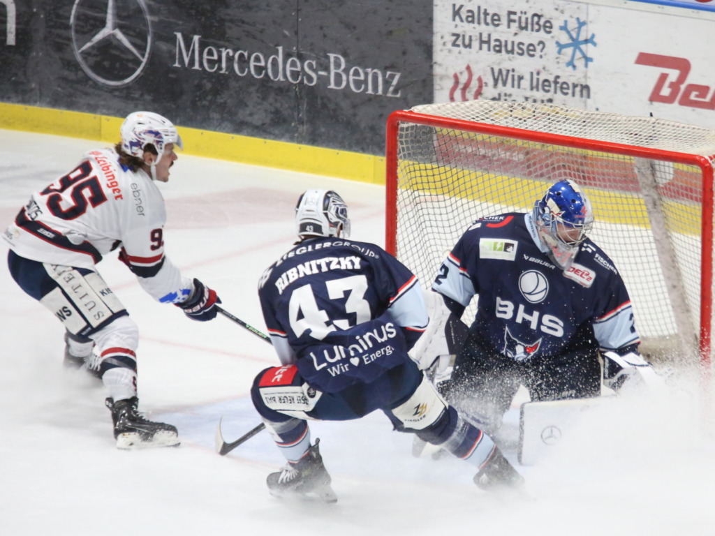 weiden1 Matt Santos lauert auf einen Nachschuss. Bild: F.Enderle