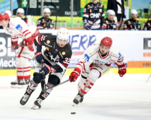 32 Ralf ROllinger (Ravensburg Towerstars) 5 Robert Kneisler (EV Landshut)