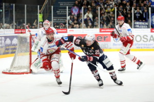 Bevor die Towerstars auf den EV Landshut treffen, müssen sie erst einmal das schwere Auswärtsspiel in Selb überstehen. Bild: Kim Enderle