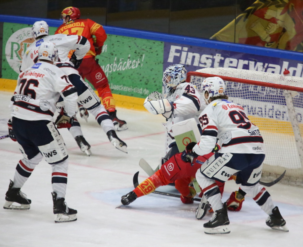 kaufbeuren1 Im Hinspiel in Kaufbeuren boten beide Teams ein hart umkämpftes Spiel. Der Sieg ging allerdings an die gastgebenden Buron Joker. Bild. F.Enderle