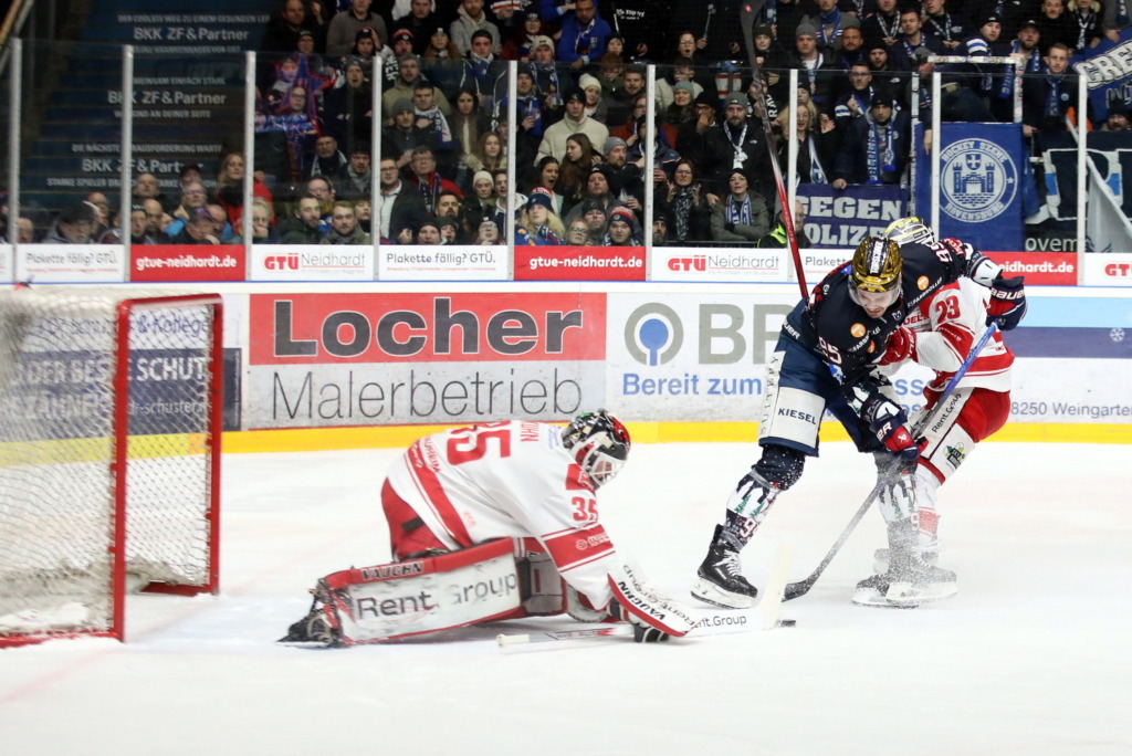 30122024_RavensburgTowerstarsgegenECBadNauheim Hier bleibt der Bad Nauheimer Keeper Gerald Kuhn zwar Sieger des Duells, danach traf der Ravensburger Goldhelm aber zweimal. Bild: Kim Enderle