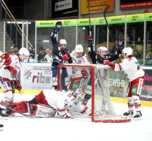 19 Erik Karlsson (Ravensburg Towerstars) 75 Jonas Neffin  (Eisbaeren Regensburg)