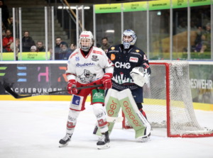 43 Ilya SharipoV (Ravensburg Towerstars) 13 Marvin Schmid (Eisbaeren Regensburg)