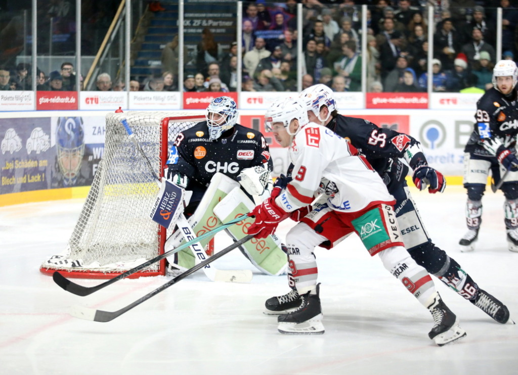 TowerstarsRegensburg26Dez23 Gegen die Eisbären Regensburg setzte es für die Towerstars eine ärgerliche Niederlage. Bild: Kim Enderle