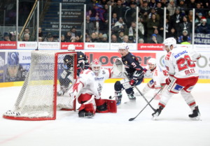 19 Erik Karlsson (Ravensburg Towerstars) 75 Jonas Neffin , 28 Sean Giles (Eisbaeren Regensburg)
