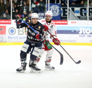 26122024_RavensburgTowerstarsgegenEisbaerenRegensburg 74 Louis Latta (Ravensburg Towerstars) 5 Christoph Schmidt (Eisbaeren Regensburg)