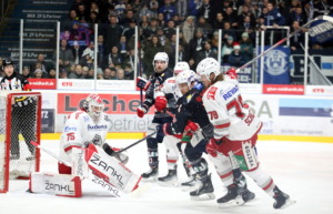 (Ravensburg Towerstars) 75 Jonas Neffin  (Eisbaeren Regensburg)