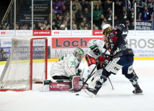 05012025_RavensburgTowerstarsgegenStarbullsRosenheim 95 Mathew Santos (Ravensburg Towerstars) 35 Oskar Autio (Starbulls Rosenheim)