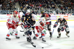 87 Fabian DIetz, 85 Luca Hauf (Ravensburg Towerstars) 7 Frank Hördler, 9 Brent Raedeke (Selber Woelfe)