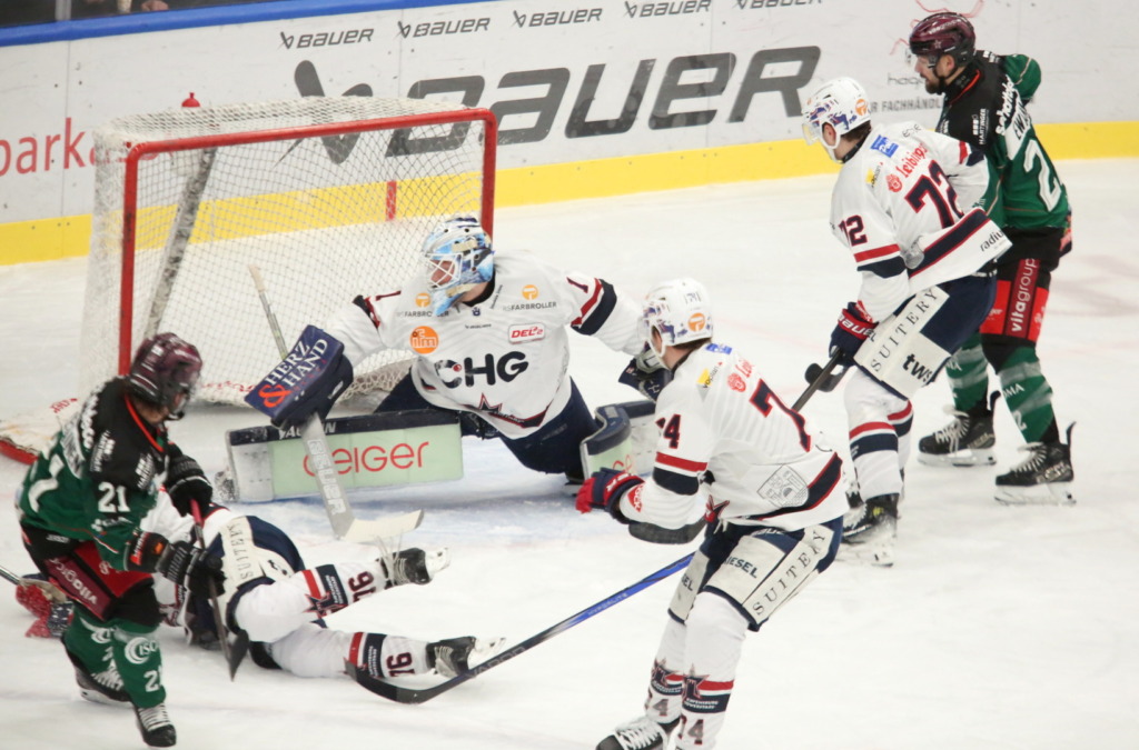 rosenheim3-1 Hier schlägt der Puck zur frühen Führung der Gastgeber ein. Bild: F.Enderle