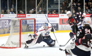 90 Adam Payerl (Ravensburg Towerstars) 33 Philipp Maurer (Kassel Huskies)