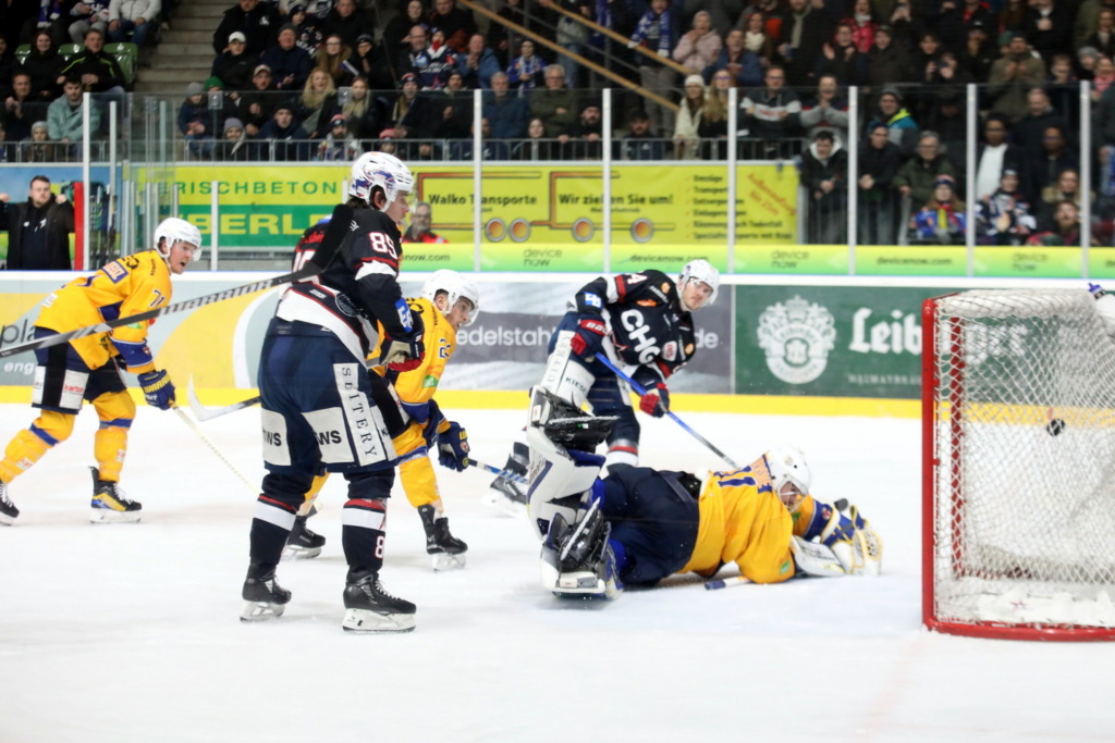 Die Towerstars drehten vor allem im zweiten Abschnitt mächtig auf. Hier trifft Louis Latta zum 2:1. Bild: Kim Enderle
