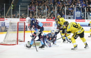 16 Florin Ketterer, 43 Ilya Sharipov (Ravensburg Towerstars) 6 Lucas Lessio (Krefeld Pinguine)