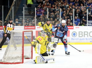 76 Denis Pfaffengut (Ravensburg Towerstars) 31 Felix Bick (Krefeld Pinguine)