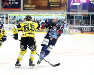 77 Robbie Czarnik (Ravensburg Towerstars) 55 Davis Vandane (Krefeld Pinguine)
