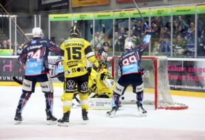 89 Lukas Muehlbauer (Ravensburg Towerstars) 31 Felix Bick (Krefeld Pinguine)