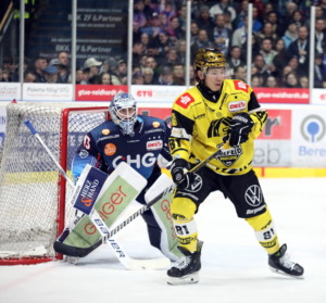 43 Ilya Sharipov (Ravensburg Towerstars) 81 Yushiroh Hirano (Krefeld Pinguine)