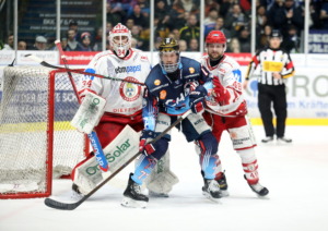 77 Robbie Czarnik (Ravensburg Towerstars) 34 Jonas Langmann, 48 Wade Bergmann  (EV Landshut)