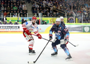 76 Denis Pfaffengut (Ravensburg Towerstars) 51 JEsse Koskenkorva (EV Landshut)