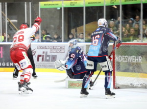43 Ilya Sharipov, 16 Florin Ketterer (Ravensburg Towerstars) 88 Nicholas Hutchison (EV Landshut)