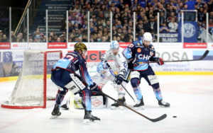 77 Robbie Czarnik, 87 Fabian Dietz (Ravensburg Towerstars) 30 Danny aus den Birken  (Dresdner Eisloewen)