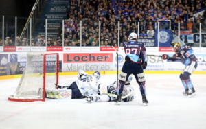 77 Robbie Czarnik, 87 Fabian Dietz (Ravensburg Towerstars) 30 Danny aus den Birken  (Dresdner Eisloewen)