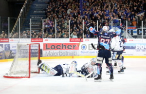 77 Robbie Czarnik, 87 Fabian Dietz (Ravensburg Towerstars) 30 Danny aus den Birken  (Dresdner Eisloewen)