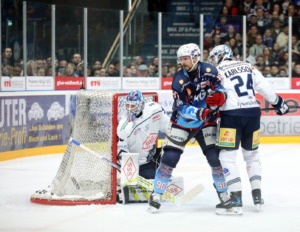 90 Adam Payerl (Ravensburg Towerstars) 24 Simon Karlsson, 30 Danny aus den Birken (Dresdner Eisloewen)