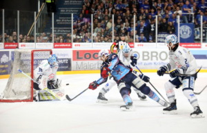 21042025_RavensburgTowerstarsgegenDresdnerEisloewen 90 Adam Payerl (Ravensburg Towerstars) 24 Simon Karlsson, 30 Danny aus den Birken (Dresdner Eisloewen)