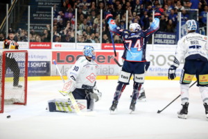 (74 Louis Latta Ravensburg Towerstars) 30 Danny aus den Birken (Dresdner Eisloewent)