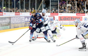 Beim ersten Testspiel auf eigenem Eis kommt es zur Neuauflage des Finalspiels der vergangenen Saison. Bild: Kim Enderle