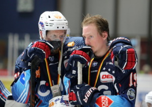77 Robbie Czarnik, 19 Erik Karlsson (Ravensburg Towerstars) (Dresdner Eisloewent)