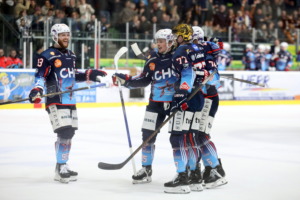 93 Simon Sezemsky, 77 Robbie Czarnik, 95 Luca Hauf (Ravensburg Towerstars) (Krefeld Pinguinet)