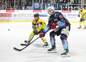 90 Adam Payerl (Ravensburg Towerstars) 41 Steven Raabe (Krefeld Pinguinet)