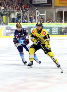 77 Robbie Czarnik (Ravensburg Towerstars) 11 Jonathan Matsumoto (Krefeld Pinguinet)