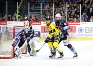 43 Ilya Sharipov, 41 Lukas Jung (Ravensburg Towerstars) 29 David Cerny  (Krefeld Pinguinet)