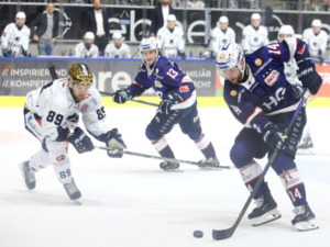 Auch Nick Latta - hier im Hinspiel in Ravensburg- wird auf eine hart arbeitende Defensive der Blue Devils treffen. Bild: Kim Enderle