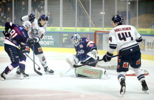 43 Ilya Sharipov, 91 Julian Eichinger (Ravensburg Towerstars)  44 Mitchell Hoelscher  (Kassel Huskies)