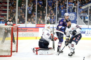 27 Thomas Reichel (Ravensburg Towerstars) 90 Oleg Shilin, 22 Marco Mueller  (Kassel Huskies)