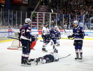 42 Alex Olivier Voyer, 27 Thomas Reichel (Ravensburg Towerstars) (Kassel Huskies)