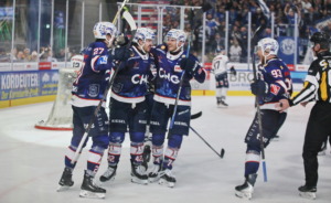 42 Alex Olivier Voyer, 27 Thomas Reichel , 74 Louis Latta, 93 Simon Sezemsky (Ravensburg Towerstars) (Kassel Huskies)