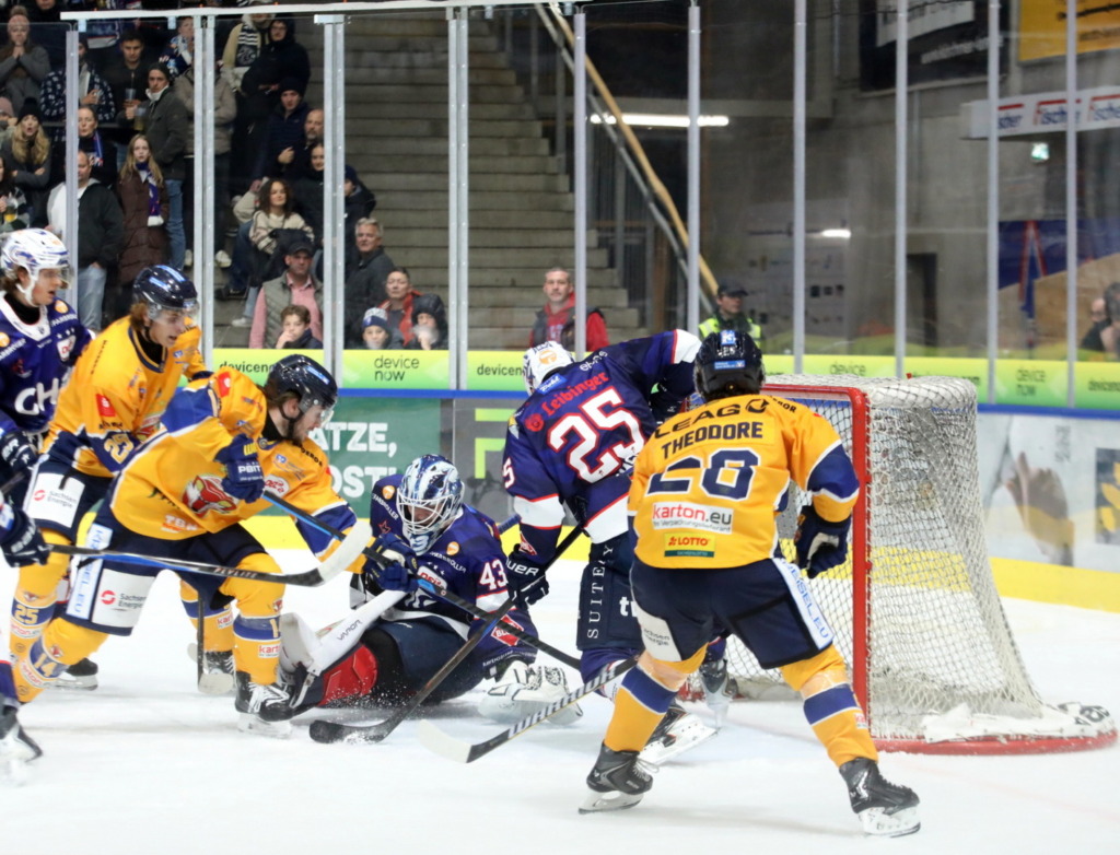 Beim Hinspiel hatte Weißwasser beim 6:2 klar die Nase vorne. Bild: Kim Enderle