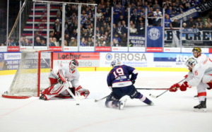 Erik Karlsson auf dem Weg zum 3:3 Ausgleich kurz vor Ende der regulären Spielzeit. Bild: Kim Enderle