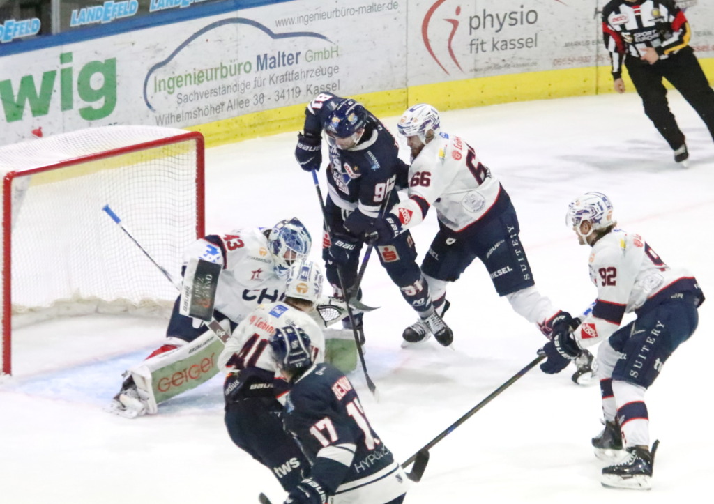 Eine Szene kurz vor dem 1:0. Die Towerstars formierten sich in der Defensive phasenweise den entscheidenden Schritt zu spät. Bild: F.Enderle